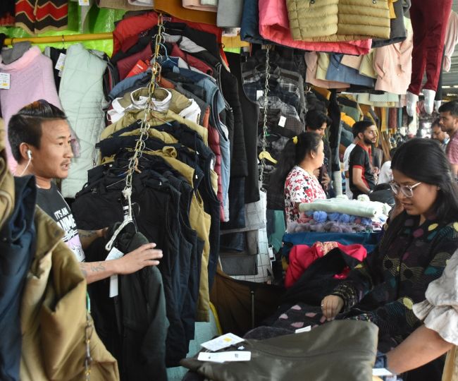 Gorakhpur ऊनी कपड़ों से सज गया तिब्बती बाजार, तस्वीरों में देखें मसूरी